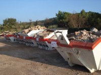 Un dels dipòsits en què es guarden els residus de la construcció per a ser reciclats // Imatge cedida pel Departament de Territori i Sostenibilitat