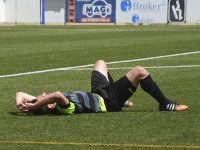 Decepció final en els jugadors del Terrassa després de la derrota // Foto: Juanma Medina-TFC