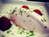 Helado de frambuesa y sopa de queso // Imatge Menjar a Cala Blanca