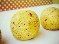 Trufas de chocolate blanco con limón y rebozado de pistacho // Foto: Menjar a Cala Blanca