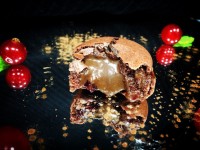 Macaron de chocolate relleno de ganache y jalea de grosella roja en campana de azúcar // Imatge Menjar a Cala Blanca