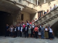 Grup de la consellera i alts càrrecs del Departament amb diversos representants d'ens locals